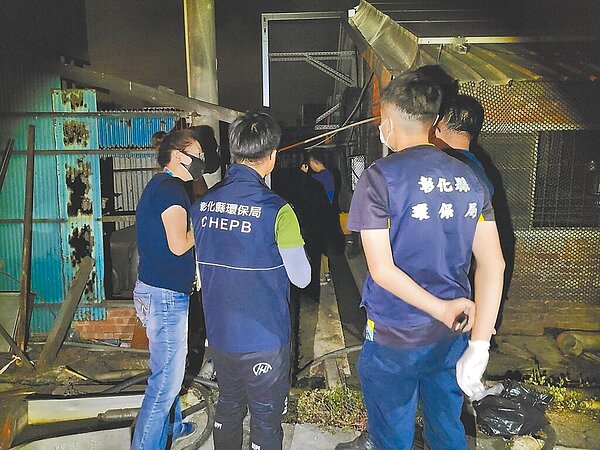 彰化縣環保局稽查小組暗夜出擊，稽查畜牧場廢水排放狀況。（彰化縣環保局提供／孫英哲彰化傳真）