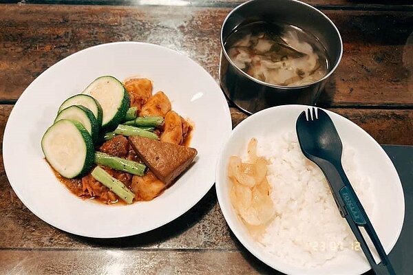 山友痛斥能高越嶺道天池山莊的餐點太廢,批評湯跟白開水一樣、櫛瓜是生的...以為被教召。(民眾提供/楊靜茹南投傳真)