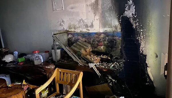 台南新營一處透天民宅凌晨突然發生火警,疑似是一樓水族箱起火。圖/民眾提供
