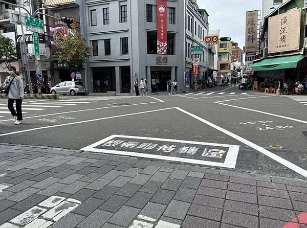 台南市進行路口行穿線改善,在國華街和中正路出現「超迷你待轉格」,引發熱議。圖/市議員林依婷提供