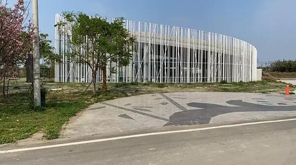 桃園楊梅上田市民活動中心,去年9月完工,卻遲遲未啟用,民眾看的到吃不到。圖/楊梅區公所提供