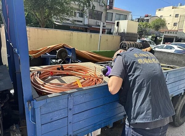 雲林縣檢警破獲電纜遭竊案,逮捕以張姓主嫌為首的3名嫌犯,從去年底至今年5月陸續在雲林縣、南投縣、台南市等地區索取工業區、重劃區等地點犯案,竊取台電公司電纜線15次,竊得數量約5噸,犯罪所得逾百萬元。圖/記者陳雅玲翻攝