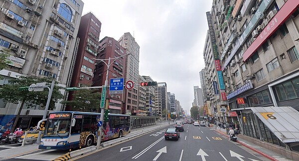 過個馬路房價就是不一樣!網曝「2大關鍵」:現在更有差 台北市羅斯福路一側屬於大安區,另一端則是中正區,出現同個地方房價兩樣情的狀況。圖/取自google maps