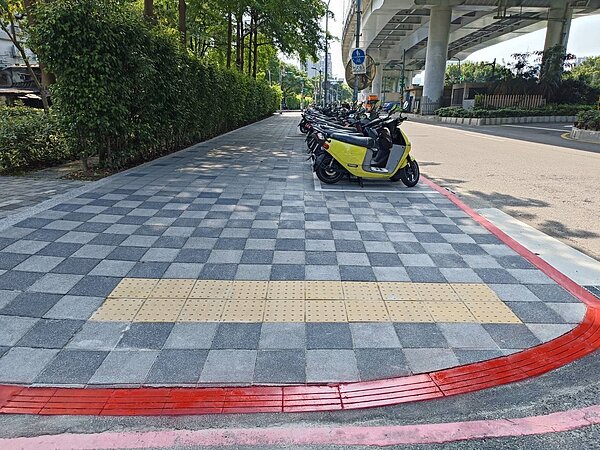 人行道更新完工後。圖/台北市工務局提供