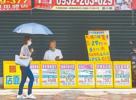 今年全球景氣趨緩，影響台灣外銷訂單，6月出口連10黑，中經院也下修全年經濟成長率0.41個百分點，預估為1.6%，無法保2。台灣房市近期在政府一連串打炒房政策下陷入急凍期，不只房地產交易量直直落，建商推案也更為保守，台北市街頭房屋仲介放上大量推銷廣告牌。（陳君瑋攝）