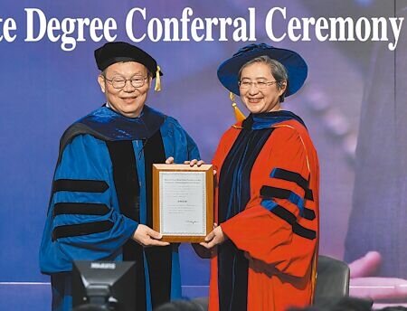 超微董事長蘇姿丰(右)名譽博士學位,由陽明交大校長林奇宏頒發。圖∕王德為