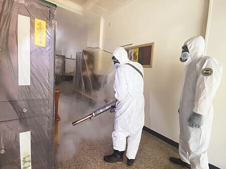 台南市登革熱防治中心20日動員200多名人力,針對永康區市場附近區域展開全面性化學防治作業。(曹婷婷攝)