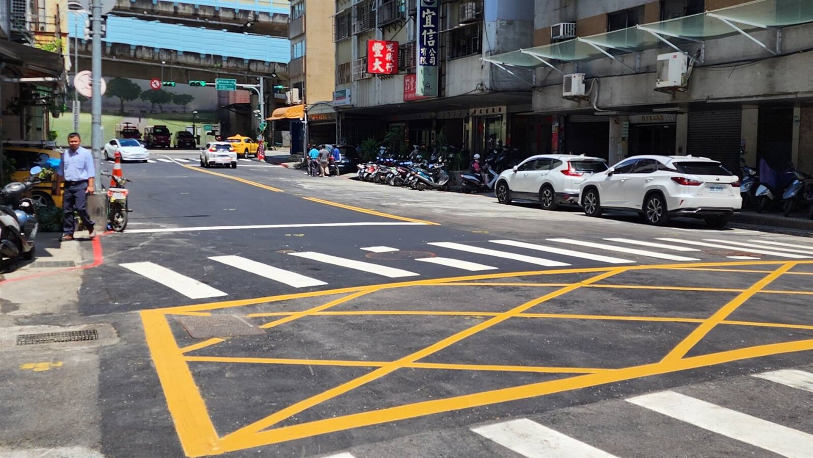 台北市南京西路近貴德街口,8日深夜塌陷出現天坑,經北市府搶修,昨天中午通車。記者楊正海/攝影