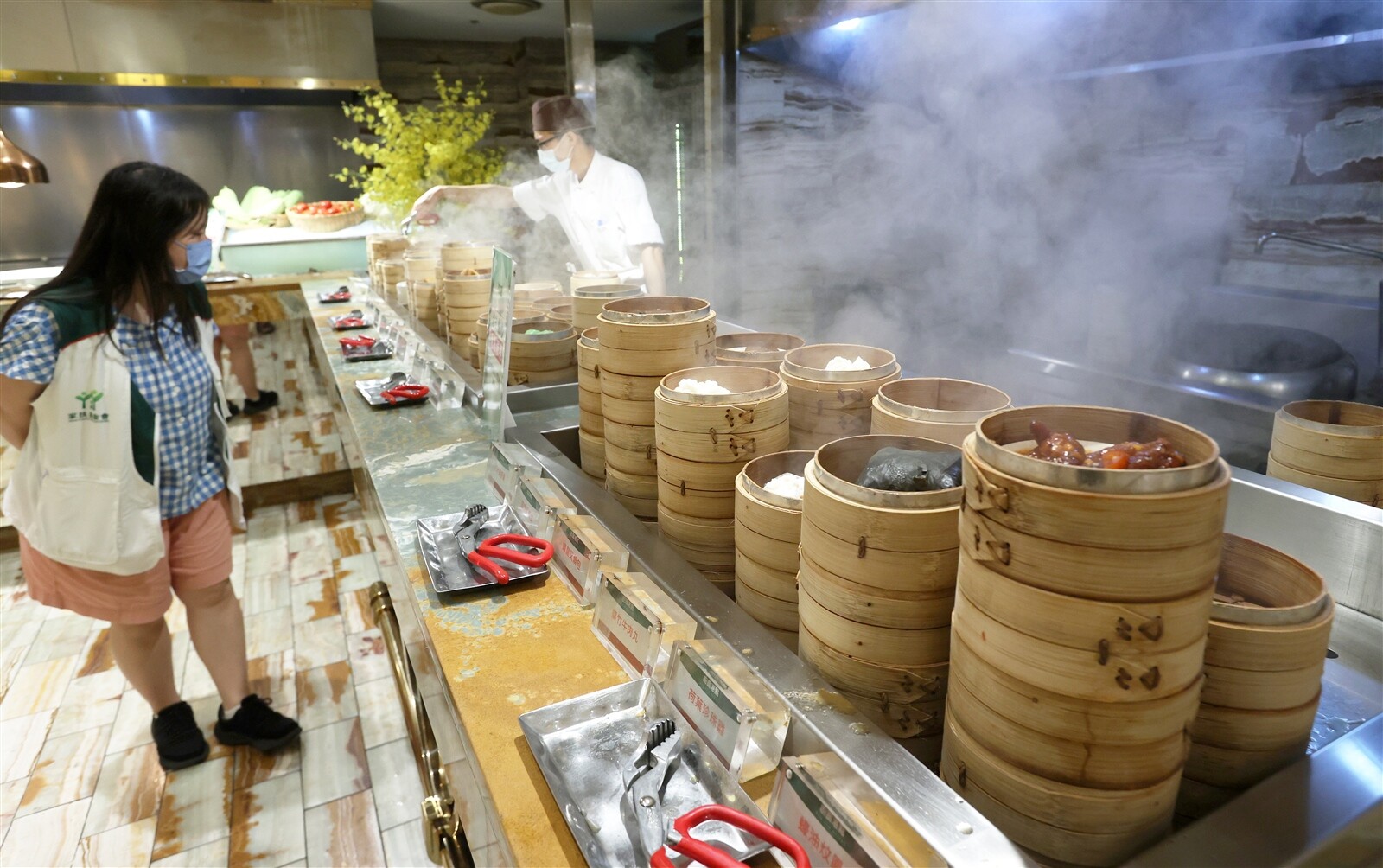 糧食耗損情形嚴重，國人平均一年損耗約一七○公斤的各式食物，為減少剩食，食藥署提醒，民眾點餐時應考量食量。圖為高雄某吃到飽餐廳。記者劉學聖／攝影 