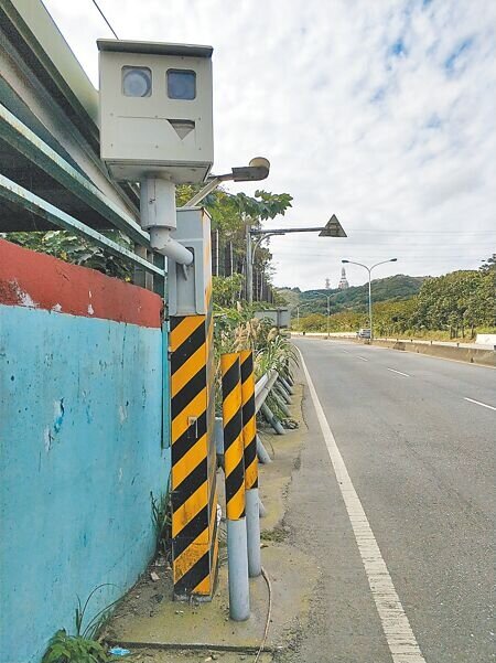 桃園龜山區東萬壽路622號前今年上半年取締4019件超速,幾乎每年穩坐第1名。(賴佑維攝)