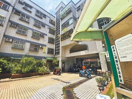 台南市安平二期國宅海砂屋終於要拆除重建,預計年底完成搬遷即可啟動拆除。(曹婷婷攝)