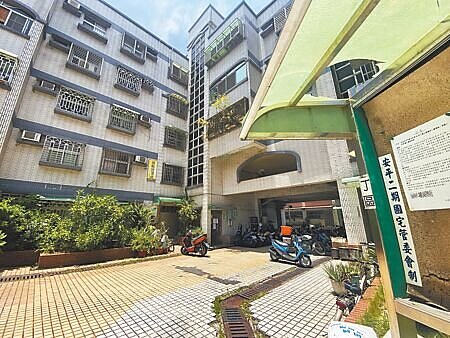 台南市安平二期國宅海砂屋終於要拆除重建,預計年底完成搬遷即可啟動拆除。(曹婷婷攝)