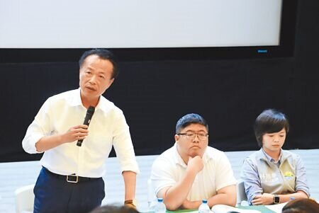 嘉義縣政府20日舉行水上車站大平台地方說明會,由嘉義縣長翁章梁 (左至右)親自主持,立委蔡易餘、水上鄉長林緗亭等人都出席,了解地方聲音。(呂妍庭攝)