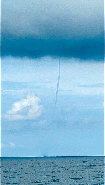 澎湖縣目斗嶼北方海域形成的水龍捲。圖/民眾提供