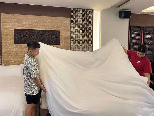 飯店嚴重缺工,虎尾就業中心採現場徵才,入選者接受實習後可馬上上工,中高齡者除了領薪水還可領補助,機會難得。圖/虎尾就業中心提供