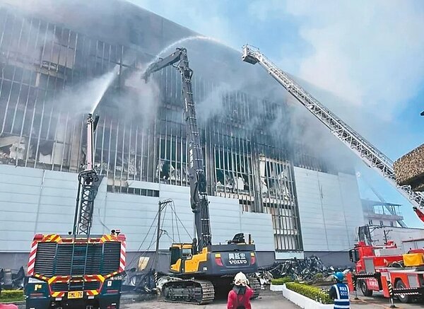 桃園市的美福倉儲去年3月10日發生火災,當時大火延燒21天。圖/聯合資料照片