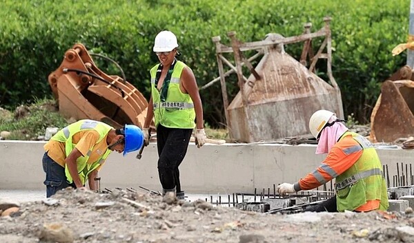 國內訂有高溫作業指引，高危行業需參考「綜合溫度熱指數」， 專家建議戶外勞工、外送員等應納入。記者林伯東／攝影
