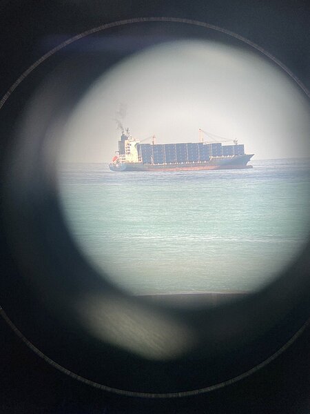 帛琉籍貨櫃輪「天使(ANGEL)」下午在高雄港外海因船底破裂進水，導致船傾斜。圖／台灣港務高雄分公司提供