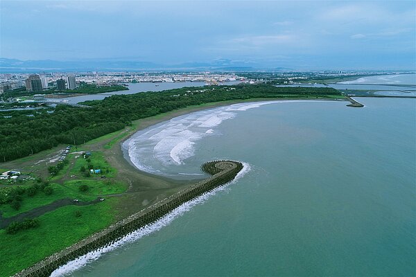 台灣港務公司今年將設資1億元建設漁光島，圖為月牙灣。圖／台南市政府提供台灣港務公司今年將設資1億元建設漁光島，圖為月牙灣。圖／台南市政府提供