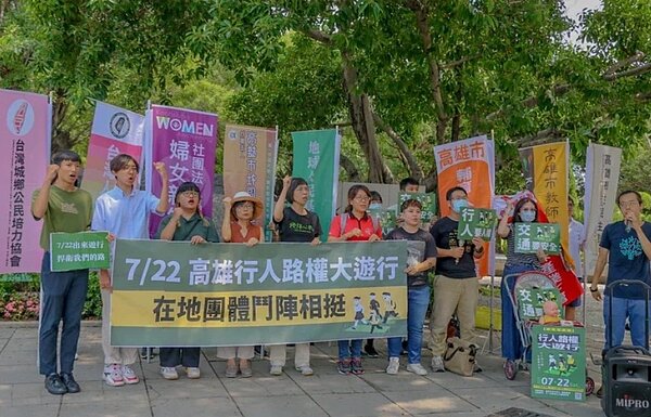 明天將在高雄舉辦行人路權遊行的「下一代學生行人路權聯盟」,昨與多個民間團體上街號召大眾一同捍衛行人路權。圖/下一代學生行人路權聯盟提供