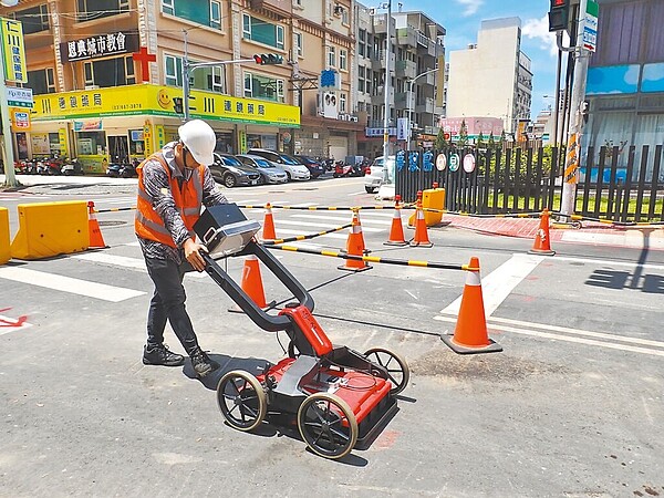 竹北市公所委託第3方綜合技師團隊在天坑周圍道路展開表面波及透地雷達深、淺層優勢探測。（竹北市公所提供／邱立雅竹縣傳真）