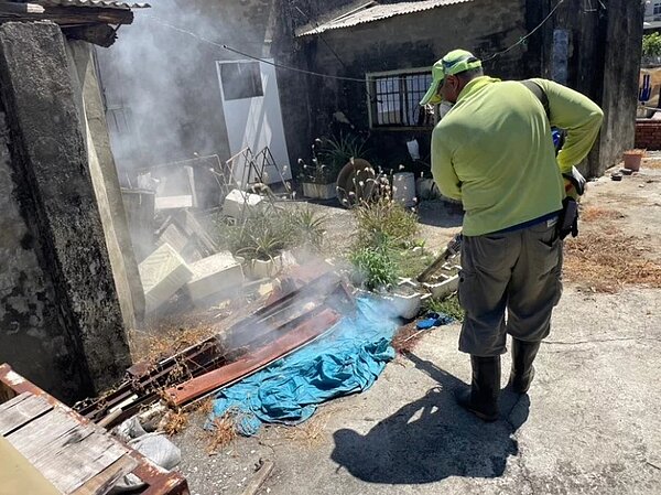 防疫人員噴藥消除登革熱病媒蚊。圖/高市衛生局提供