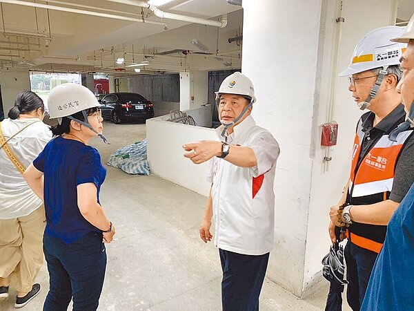 新北市交通局長鍾鳴時(左三)20日下午視察捷運幸福站立體停車場工程,表示要力拚今年年底完工。(新北市交通局提供/呂健豪新北傳真)新北市交通局長鍾鳴時(左三)20日下午視察捷運幸福站立體停車場工程,表示要力拚今年年底完工。(新北市交通局提供/呂健豪新北傳真)