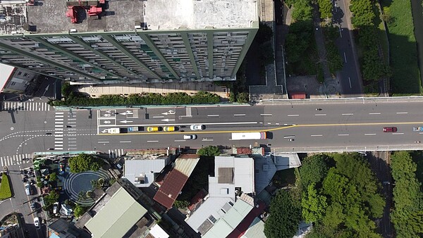 板橋館前西路與南雅西路口增設偏心式左轉專用道。圖／新北市交通局提供