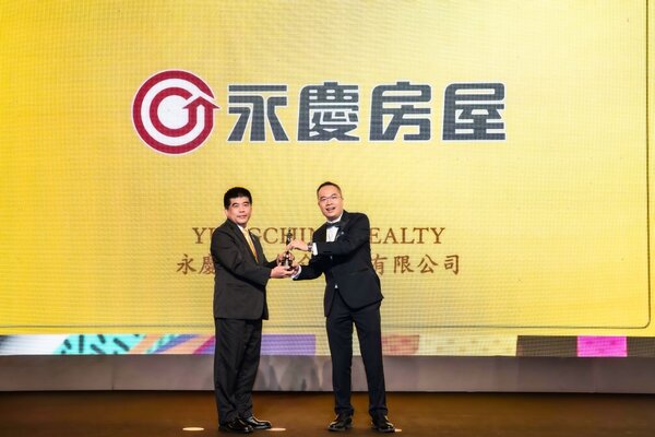 永慶房屋吳良治總經理(左)接過2023亞洲最佳企業雇主獎獎盃，成功締造六連霸。圖／永慶房產集團提供