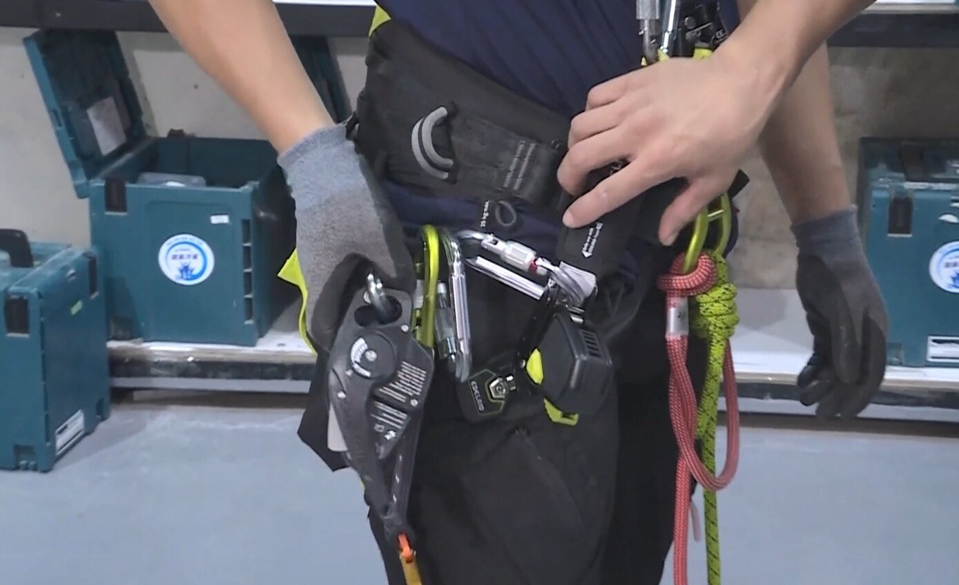 ▼在進行高空作業時,除了本身配備,一樓應拉管制區,預防墜落砸傷。(示意圖/東森新聞)