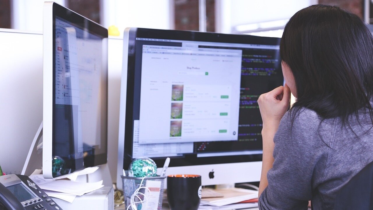 ▼有內行網友分析，不少企業面試時愛用經濟壓力較大的求職者，因為經濟壓力大的人較不會輕易離職。（示意圖／取自<a href="https://pixabay.com/photos/startup-business-people-students-849804/"><span style="color:#000000;">pixabay</span></a>）