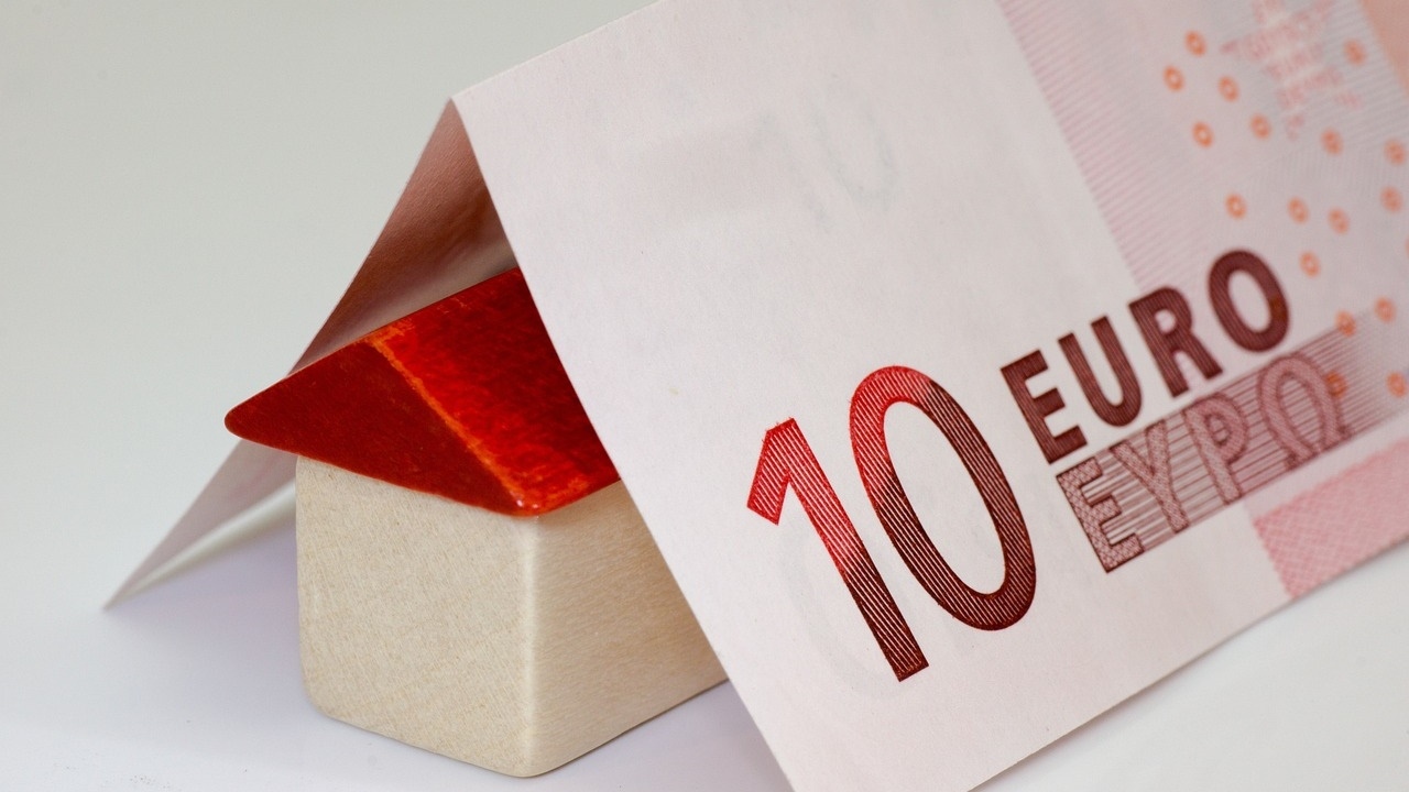 ▼有網友指出，現代人年輕人的生活開銷固然變多，但薪資成長幅度緩慢與房價飆漲快速這兩大因素也不能忽略。（示意圖／取自<a href="https://pixabay.com/photos/money-euro-banknotes-calculator-168025/"><span data-cke-saved-href="https://pixabay.com/photos/money-euro-banknotes-calculator-168025/"><span style="color:#000000;">pixabay</span></a>）