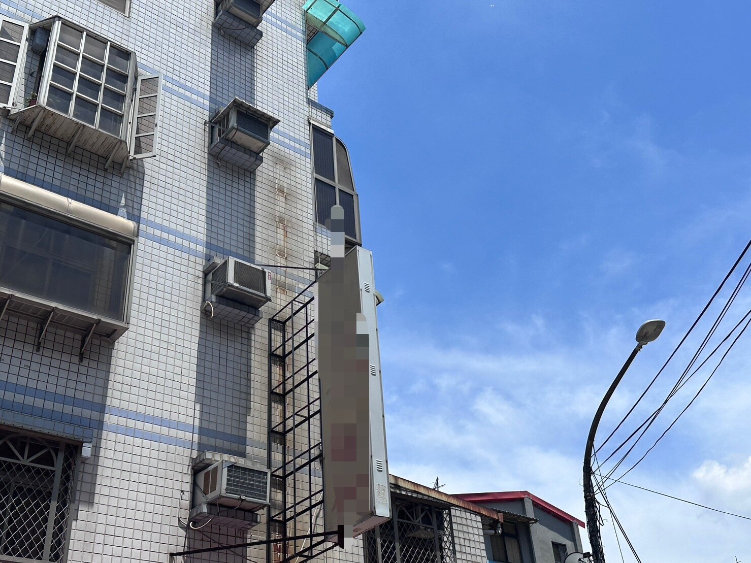 全台舊公寓大廈外掛設空調冷氣,營建署日前也對此發布相關草案。示意圖/記者張曼蘋/攝影