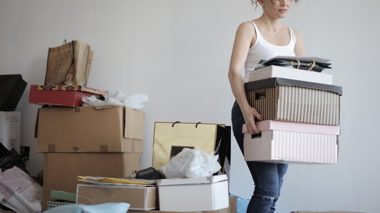 ▼網友們勸原PO既然未來有搬家打算，房東又堅持漲租，不如就直接去申請租金補助，同時提前搬家計畫。（示意圖／取自<a href="https://www.pexels.com/zh-tw/photo/carrying-3791617/"><span style="color:#000000;">Pexels</span></a>）