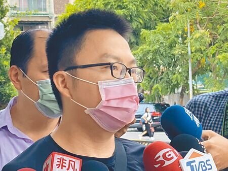 判決結果出爐後,恩恩爸哽咽地說,後續要真相的決心不會動搖。(高鈞麟攝)