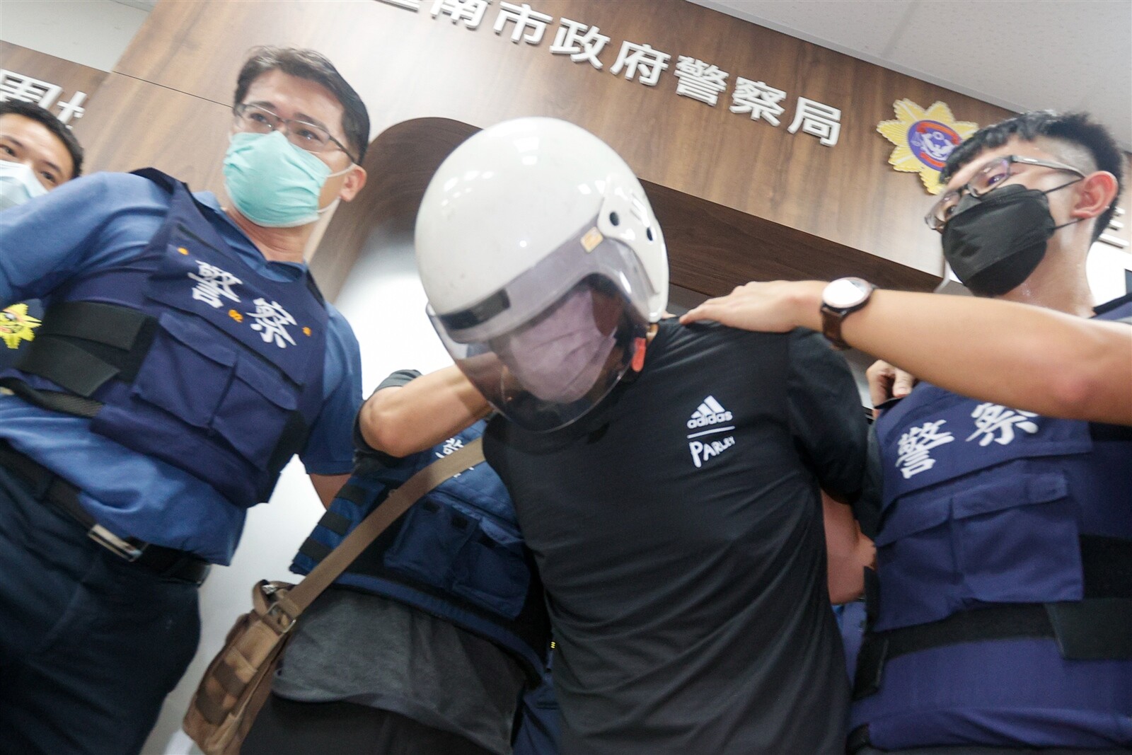 台南殺警案凶嫌林信吾司法精神鑑定及量刑鑑定兩份報告出爐，台南地院下午開庭，檢辯在法庭上交鋒。圖／聯合報系資料照片 