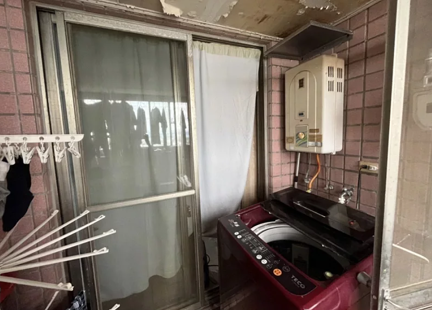 陳姓屋主在陽台安裝開放型熱水器，但陽台有加裝密閉型雨遮，又掛滿晾曬衣物，導致一氧化碳未能有效排除消散。記者陳俊智/翻攝
