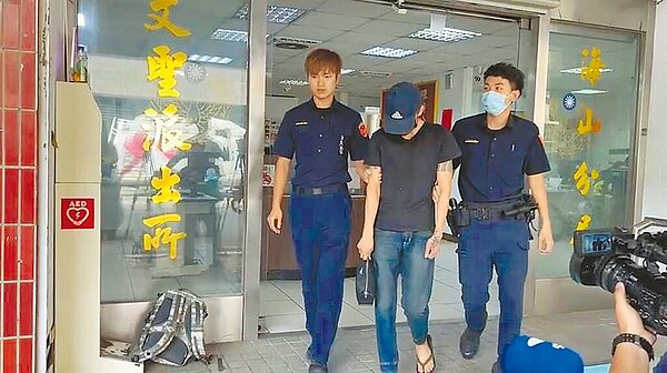 李姓冷氣師傅（中）依過失致死罪嫌送辦，新北地檢署昨訊後諭令李男以3萬元交保並限制住居。（海山警分局提供／陳慰慈新北傳真）