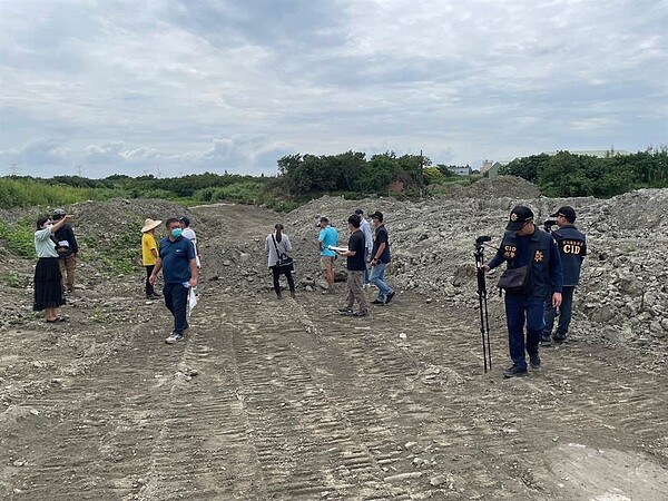 雲林檢、警、縣府環保局成立成立聯合稽查小組一個多月來,已查獲違反廢棄物清理法案14件68人。(雲林縣警局提供)