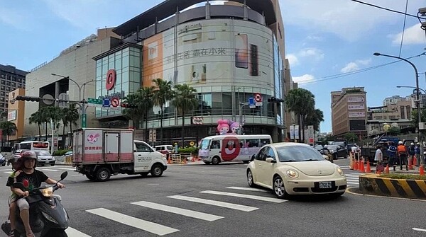 中和環球購物中心位於中和中山路三段與民有街口附近，不論平日假日，都是車多人多，加上周邊施工中，行人穿越馬路時，時常人車爭道，險象環生。記者江婉儀／攝影
