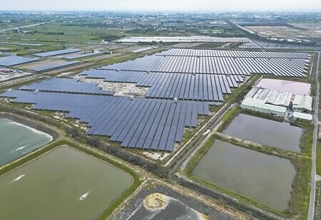 
台南七股地區許多魚塭已覆蓋大片太陽能光電板。（黃子明攝）
