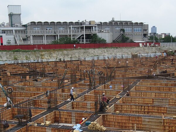 勞工處特別提醒,從事戶外作業,工作場所空曠無遮蔽物者,以及於高濕高熱環境需穿著厚重、不透氣特殊裝備者,務必留意防範熱疾病。圖/勞工處提供