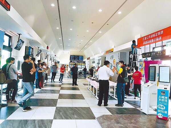 花蓮縣政府實施交通月票,邀相關機關與業者在花蓮火車站前轉運站驗測設備。(花蓮縣政府提供/王志偉花蓮傳真)