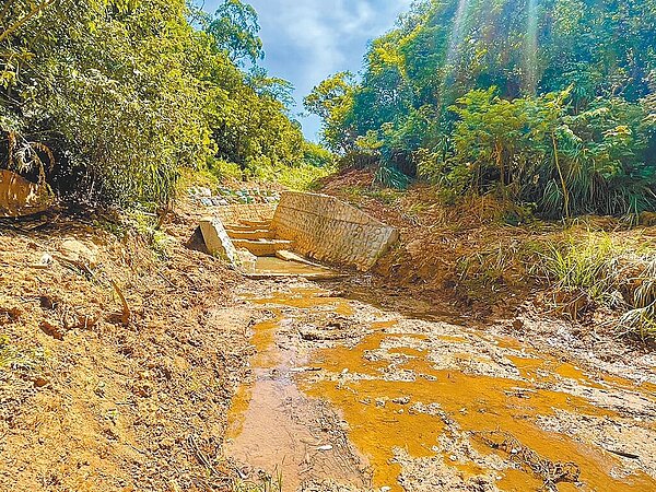 新北市林口工一園區重劃工程淤土流進林口溪,溪水由清澈變黃濁。新工處長王益翔表示,因周邊蝕溝久未清淤導致,已要求8月底前改善。(新北市議員李宇翔提供/蔡雯如新北傳真)