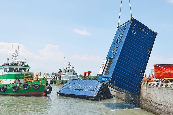 帛琉籍貨櫃船「天使輪」在高雄港外海沉沒,造成近600個空貨櫃漂流海上,22日上午港務公司聘請多艘拖船在高雄鳳鼻頭及林園外海進行拖救,拖船業者表示面對海上超過數百個綿延長約1公里的貨櫃長城,可能颱風來臨前都還拖不完,不過工程人員還是加緊趕工作業,希望能減少往來船隻危害。(中新社)