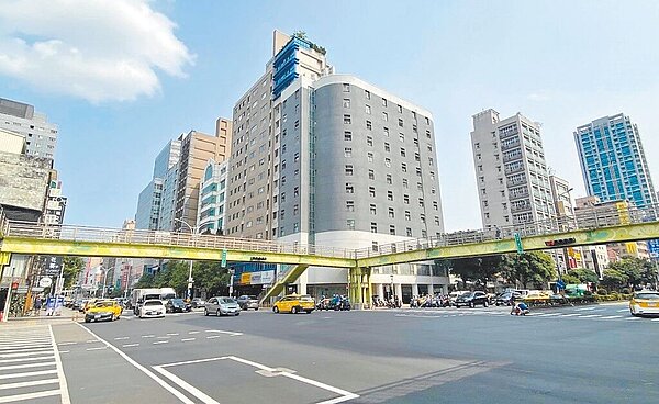 台北市橋齡32年的承德南京天橋，經新工處評估拆除不影響行人後，目前正在進行拆除作業。（台北市新工處提供／丁上程台北傳真）