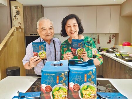 資深廣播人莊文平（左）的老婆「文平嫂」（右）高齡80，不僅廚藝精湛，近年大玩短影音成為百萬流量網紅。（陳淑芬攝）