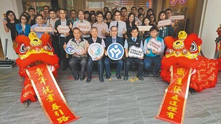 雲嘉南青年職涯發展中心喬遷到台南市火車站附近的北門路開張,由勞動部次長陳明仁主持揭牌典禮。(程炳璋攝)