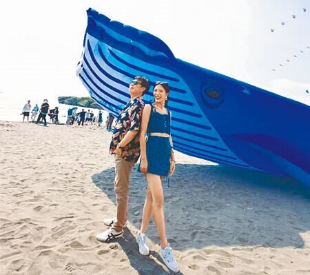 2023旗津風箏節22日開幕，高雄市長陳其邁（左）與網紅拍下風箏節美照。（洪浩軒攝）