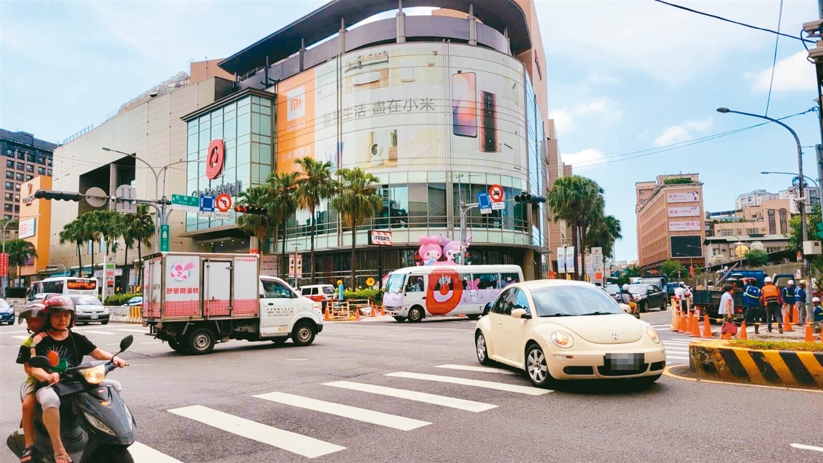 中和環球購物中心位於中和中山路三段與民有街口附近，車多人多，卻像行人地獄。記者江婉儀／攝影 